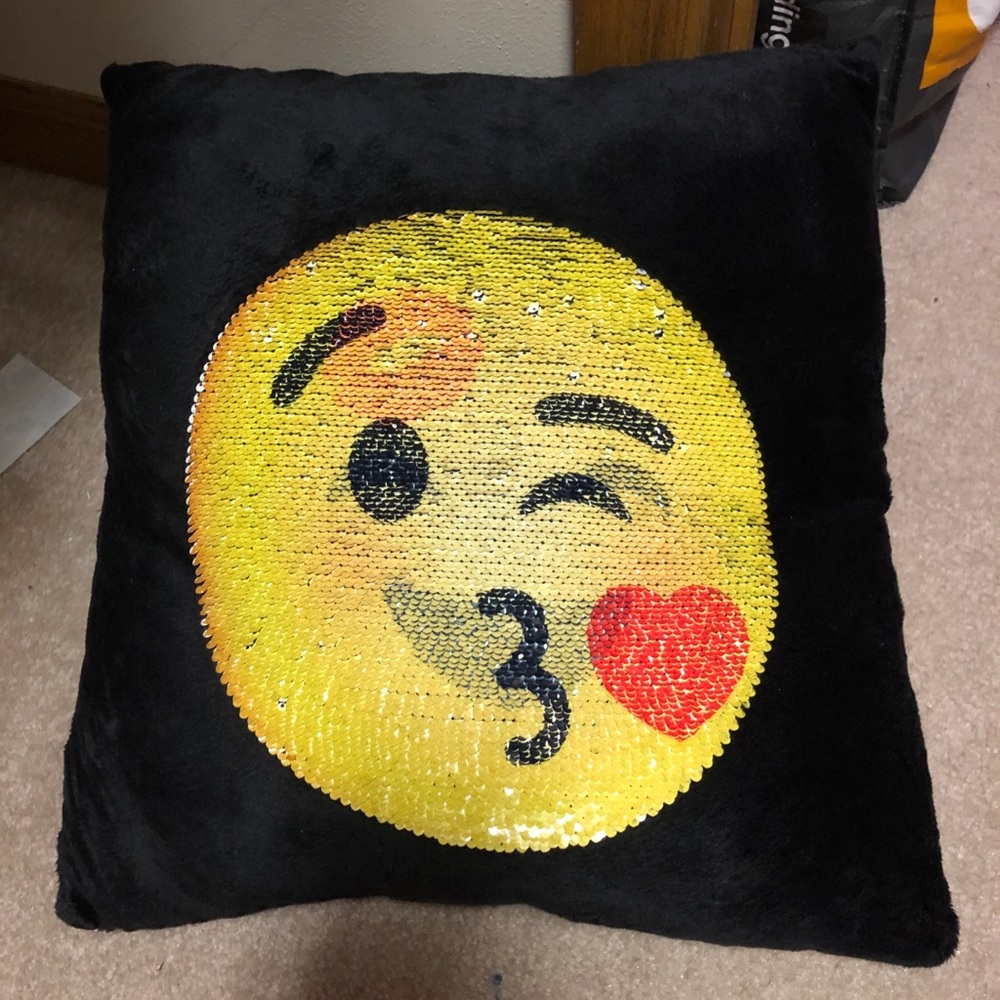 Face changing emoji pillow!